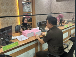 JAKSA KEJATI SULSEL MELIMPAHKAN KE PENGADILAN TIPIKOR MAKASSAR TERDAKWA DUGAAN KORUPSI PENGGUNAAN DANA PDAM KOTA MAKASSAR UNTUK PEMBAYARAN TANTIEM 2017 – 2019