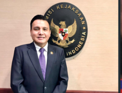 UJI MATERI TERHADAP KEWENANGAN PENYIDIKAN TINDAK PIDANA KORUPSI OLEH KEJAKSAAN SEBAGAIMANA DIATUR DALAM UNDANG-UNDANG NOMOR 16 TAHUN 2004 TENTANG KEJAKSAAN REPUBLIK INDONESIA, UNDANG-UNDANG NOMOR 31 TAHUN 1999 TENTANG PEMBERANTASAN TINDAK PIDANA KORUPSI, DAN UNDANG-UNDANG NOMOR 30 TAHUN 2002 TENTANG KOMISI PEMBERANTASAN KORUPSI TERHADAP UNDANG-UNDANG DASAR NEGARA REPUBLIK INDONESIA TAHUN 1945.