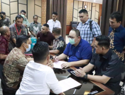 PENYERAHAN TERSANGKA DAN BARANG BUKTI PERKARA TINDAK PIDANA PEMALSUAN DOKUMEN ATAS NAMA TERSANGKA HENRY SURYA (DIREKTUR PT. INDOSURYA INTI FINANCE)
