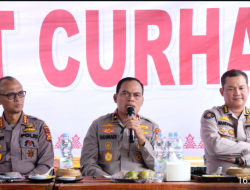 *Wakapolda Riau Serius Dengarkan Curhat Warga Rumbai*