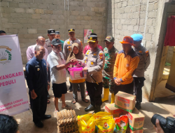 Wujud kepedulian, Kapolres Rohul Di Dampaingi Ketua Bhayangkari Berikan Bantuan Sembako Untuk Korban Angin Puting Beliung