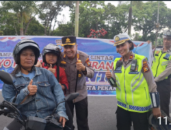 Kampanye Keselamatan Lalu Lintas, Kapolresta Pekanbaru Bagi Helm Gratis Kepada Anak-anak