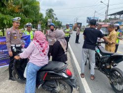 Dalam Rangka Operasi Patuh Lancang Kuning 2023, Sat Lantas Polres Kuansing Ajak Tokoh Adat dan Kepala Desa serta Berikan Apresiasi Berupa Sembako Bagi Pengendara Yang Tertib Berlalu Lintas