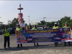 Kampanye keselamatan dan Peduli, Satgas Preemtif Ops Patuh LK 2023 Ditlantas Polda Riau Bagikan Buku petunjuk keselamatan
