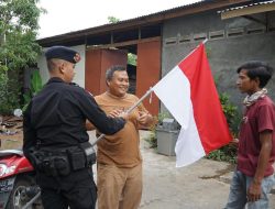 Brimob Kalbar Bagi-bagi Bendera Merah Putih Peringati Kemerdekaan