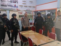 Personil Gabungan Polresta pekanbaru dan Sat Brimob Polda Riau Lakukan Patroli Pengamanan di Kantor Bawaslu Pekanbaru.