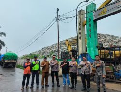 Masif kegiatan Cooling System sambang warga di TPA sampah, Bentuk komitmen Polsek Rumbai wujudkan Pilkada damai sejuk dan kondusif serta memelihara situasi kamtibmas tetap terjaga.