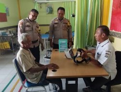 Polisi Peduli, Bhabinkamtibmas Antar Lansia Berobat dengan Ambulance, Tunjukkan Kepedulian Polri di Perhentian Raja”