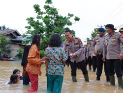 Wakapolda Riau Tinjau Langsung Lokasi Banjir di Gunung Sahilan, Salurkan Bantuan Sembako dan Layanan Kesehatan!