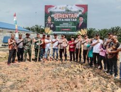 Kapolsek Siak Hulu Bersama Danramil 06/Siak Hulu Pimpin Giat Program Penanaman Jagung 1 Juta Hektar Di PT. Wasundari Indah