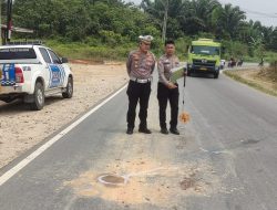 *Sat Lantas Polres Kuansing Evakuasi Korban Kecelakaan Lalu Lintas Meninggal Dunia di Jalan Lintas Pekanbaru-Teluk Kuantan*