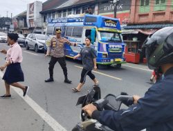 Kapolsek Pancur Batu Mengatur Lalu Lintas di Pasar Pancur Batu