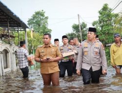 Kapolresta Pekanbaru Tinjau Lokasi Banjir di Rumbai dan Salurkan Bantuan untuk Pengungsi