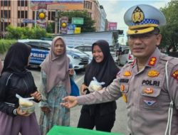 DITLANTAS POLDA RIAU BERBAGI TAKJIL DAN AJAK MASYARAKAT TERTIB BERLALU LINTAS