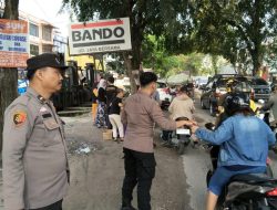Polsek Payung Sekaki Bersama Komunitas Sosial Rumah JB Bagikan Takjil Gratis kepada Masyarakat