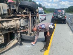 “Cepat Tanggap di Jalan Tol: Sat PJR Polda Riau Evakuasi Laka & Himbau Pengemudi Lebih Disiplin”