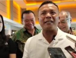 Komandan Korem ( Danrem ) 031 Wira Bima Pekanbaru Brigjend TNI Sugiyono Bagikan Tiket Nonton Gratis Kepada Wartawan