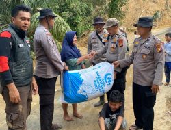 “Duka’ Sumbar, ‘Duka’ Polres Kampar, Bantuan Sembako ‘Diserahkan’ di Lubuk Alung, Kapolres: ‘Semoga Pulih Kembali!'”
