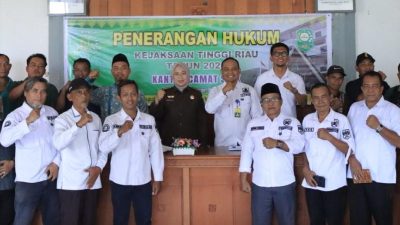BERIKAN EDUKASI DAN PEMAHAMAN MENGENAI TANGGUNG JAWAB KEPALA DESA/LURAH TERHADAP PEMETAAN TANAH DAN PENYELESAIAN SENGKETA TANAH, KEJATI RIAU GELAR KEGIATAN PENKUM DI KECAMATAN SIAK