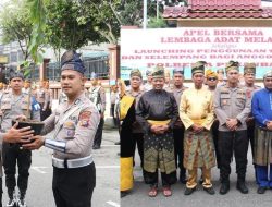 Kapolresta Pekanbaru Pimpin Apel Launching Penggunaan Tanjak dan Selempang Bersama LAM Riau