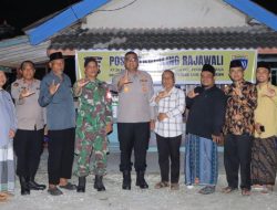 Kapolres Kampar Kunjungi Pos Satkamling Desa Hangtuah, Serahkan Bantuan dan Dengarkan Aspirasi Warga