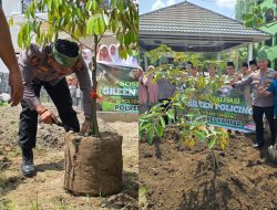 Polsek Tambang Gelar Sosialisasi Green Policing di Pesantren Az Zahra, Tanam Bibit Durian untuk Peduli Lingkungan