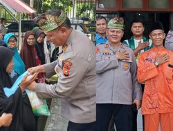 “JUMAT BAROKAH BERBAGI REJEKI – POLSEK KAMPAR SERAHKAN SEMBAKO KE DESA PULAU TINGGI”