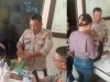 Jalankan Prosedur Keamanan standard Petugas Piket SPKT Polsek Bukitraya Pengecekan Barang Bawaan Pembesuk Tahanan.
