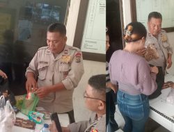 Jalankan Prosedur Keamanan standard Petugas Piket SPKT Polsek Bukitraya Pengecekan Barang Bawaan Pembesuk Tahanan.