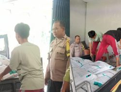 Dukung Ketahanan Pangan, Bhabinkamtibmas Polsek Bukit Raya Dampingi Kelompok Tani Ambil Satu Ton Pupuk Futura Presisi