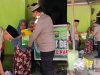 Jumat Barokah Polsek Kampar, Kapolsek Langsung Serahkan Bantuan ke Korban Kebakaran Desa Penyasawan