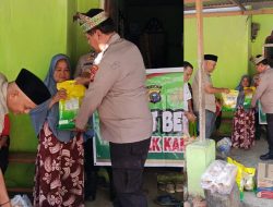 Jumat Barokah Polsek Kampar, Kapolsek Langsung Serahkan Bantuan ke Korban Kebakaran Desa Penyasawan