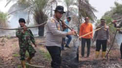Karhutla Lahan Gambut Meluas di Kualu Nenas, Kapolres Kampar Turun Langsung Pimpin Penanganan