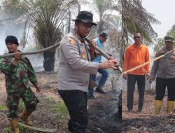 Karhutla Lahan Gambut Meluas di Kualu Nenas, Kapolres Kampar Turun Langsung Pimpin Penanganan