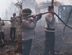 Hari ke-11 Penanganan Karhutla Rimbo Panjang: Kapolres Kampar Pimpin 10 Regu Gabungan Kendalikan Api di Lahan Gambut 13 Hektar