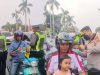 Peduli Kabut Asap Kapolresta Pekanbaru Kombes Pol. Muharman Arta, S.I.K., M.H., Bersama Kasat Lantas Polresta Pekanbaru Membagikan 1.700 masker