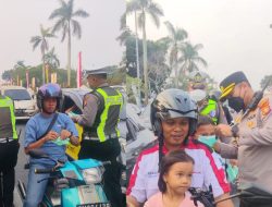 Peduli Kabut Asap Kapolresta Pekanbaru Kombes Pol. Muharman Arta, S.I.K., M.H., Bersama Kasat Lantas Polresta Pekanbaru Membagikan 1.700 masker