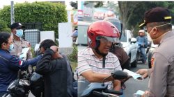 Antisipasi Dampak Asap Karhutla, Polda Riau Bagikan 2.500 Masker kepada Warga Pekanbaru