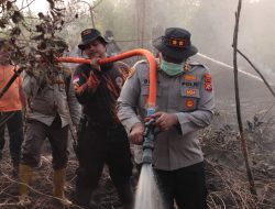 Kapolres Kampar Pimpin Langsung Operasi Pemadaman Karhutla di Rimbo Panjang: 70 Personel Gabungan Berhasil Padamkan Api di Lahan Gambut 1 Hektar