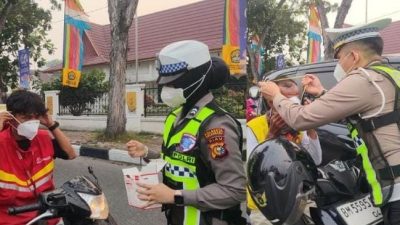 Peduli Dampak Kabut Asap, Polresta Pekanbaru Bagikan 1.300 Masker