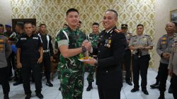 Hangatkan Kebersamaan, Kapolresta Pekanbaru Sambangi Denpom 1/3 dan Kodim 0301 di HUT ke-81 TNI